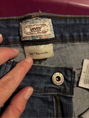 Levi's 545™ Bermuda Women’s Jeans in Dark Blue Denim